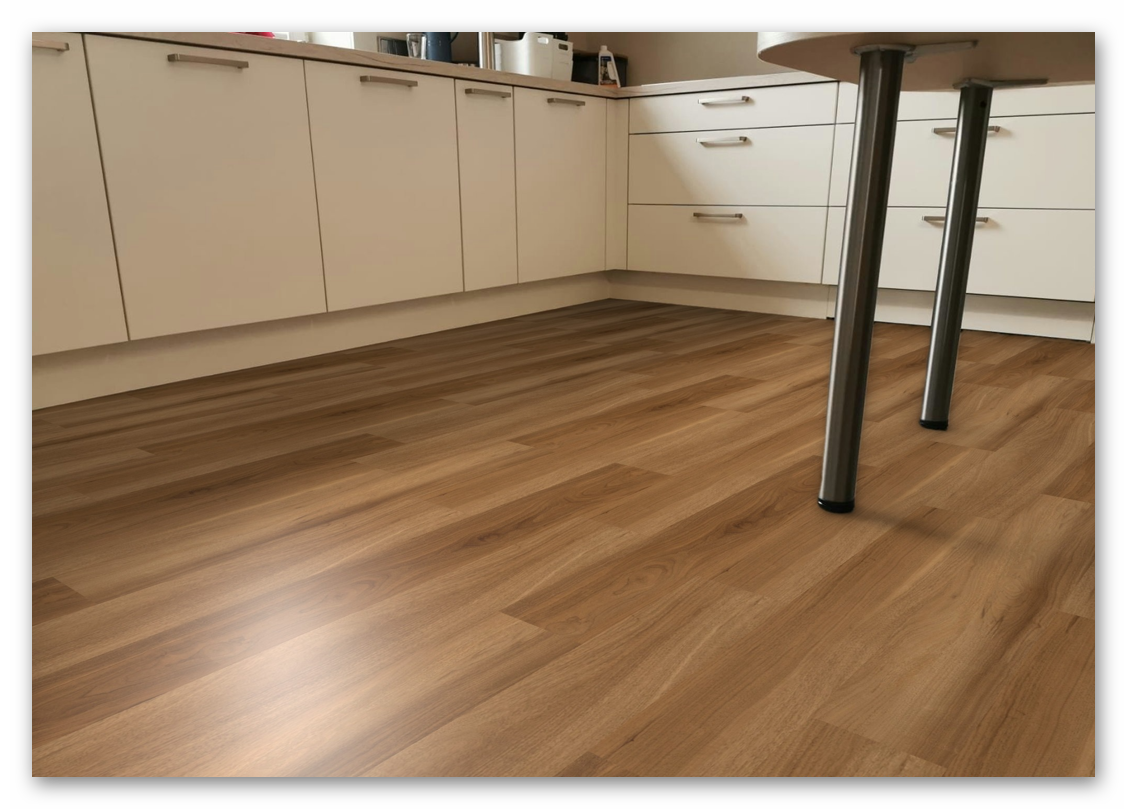 COREtec-SurPlus-Royal-Walnut-85-50-RLV-3585-Raumbild-01